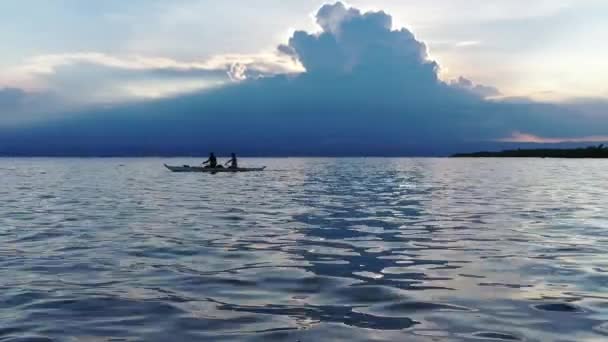 Gün Batımında Arka Planda Fırtına Bulutu Olan Bir Teknede Iki — Stok video