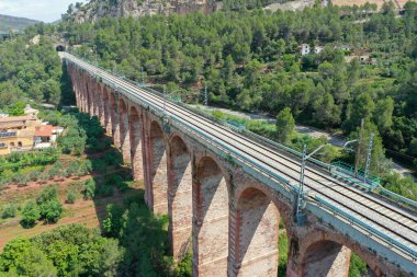 Bir su kemeri üzerindeki tren raylarının havadan görünüşü
