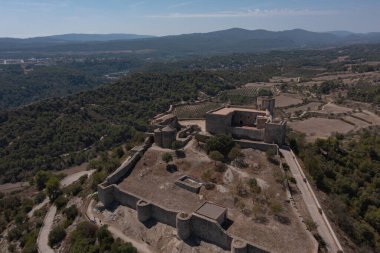 Güneşli bir günde Claramunt Kalesi 'nin havadan görünüşü.