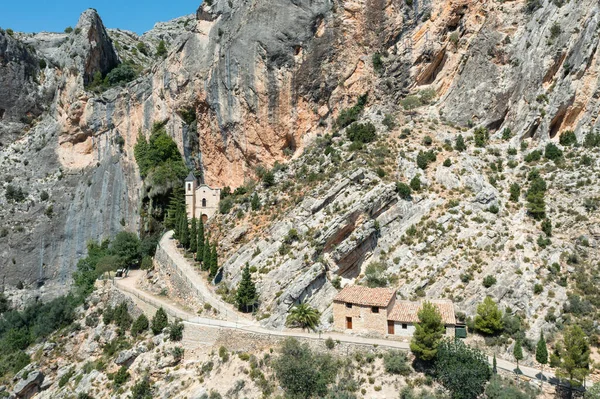 İspanya, Aragon, Castellote 'da güneşli bir günde Llovedor' un inzivaya çekilmiş görüntüsü.