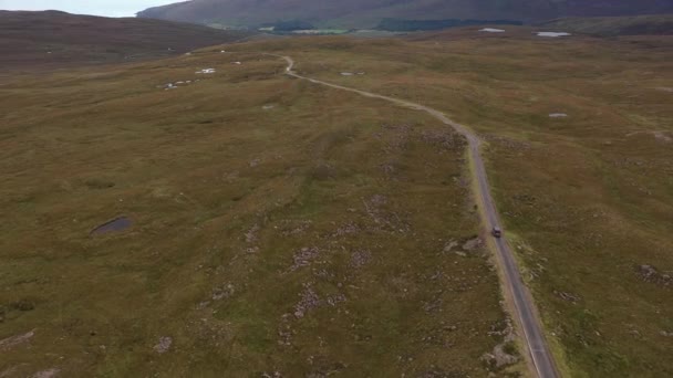 アポレクロス近くのスコットランドの狭い道路を運転するバンの空中ビュー — ストック動画