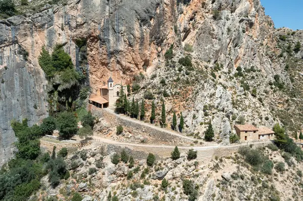 İspanya, Aragon, Castellote 'da güneşli bir günde Llovedor' un inzivaya çekilmiş görüntüsü.