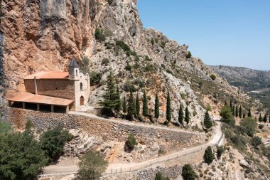 İspanya, Aragon, Castellote 'da güneşli bir günde Llovedor' un inzivaya çekilmiş görüntüsü.