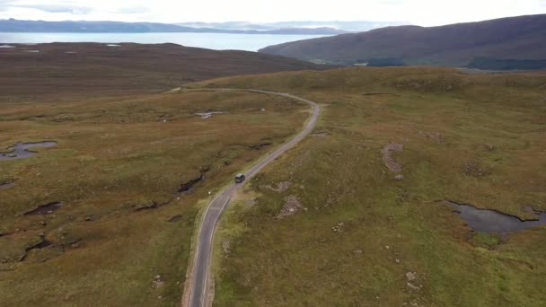 Vista Aérea Furgoneta Conduciendo Por Las Estrechas Carreteras Escocia Cerca — Vídeos de Stock