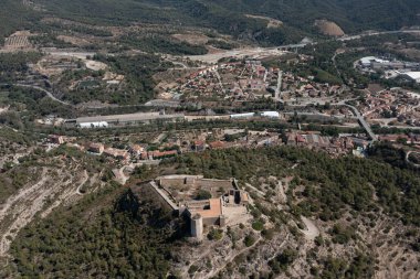 Güneşli bir günde Claramunt Kalesi 'nin havadan görünüşü.