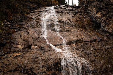 Yağmurlu bir günde Yoho Ulusal Parkı 'ndaki Melek Merdiveni' nin Havadan görünüşü