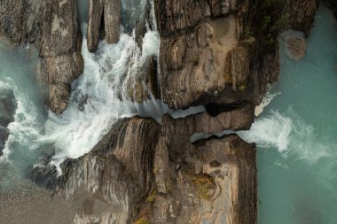 Kanada 'daki Yoho Ulusal Parkı' ndaki Lower Falls doğal köprüsünün hava görüntüsü.