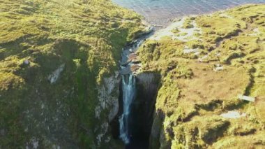 İskoçya 'nın kuzeybatısındaki Assynt' te Ağlayan Dul Şelaleleri. Yumuşak su, dere, kayalar ile şelale