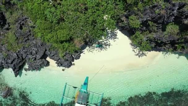 Mantiloc Adası Ndaki Tipik Bir Filipin Teknesinin Hava Görüntüsü — Stok video