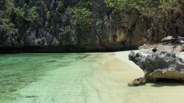 Vista Uma Tranquila Praia Paradisíaca Ilha Mantiloc — Vídeo de Stock