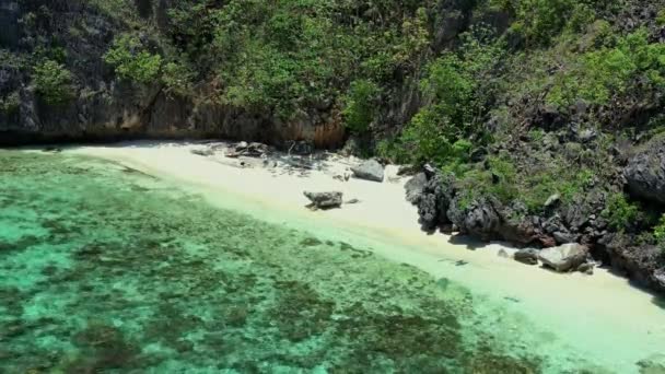 Vista Una Tranquilla Spiaggia Paradisiaca Sull Isola Mantiloc — Video Stock