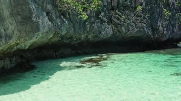 Vista Uma Tranquila Praia Paradisíaca Ilha Mantiloc — Vídeo de Stock