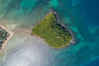 Las Cabanas Sahili, Palawan Filipinleri 'ndeki Depeldet Adası' nın hava manzarası