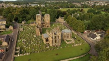 Alacakaranlıkta Elgin Katedrali 'nin kalıntılarının havadan görüntüsü. Moray, İskoçya, İngiltere