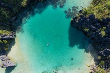 Güneşli bir günde, paradisiac Cadlao Gölü 'nün ortasında teknedeki çift.