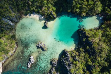 Cadlao Gölü 'nün güzel hava manzarası ve etrafında tekneler var..