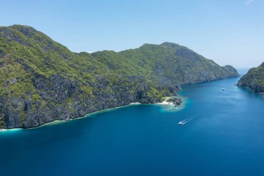 Tapuitan Adası ve Mantiloc Adası 'nın Tapuitan Boğazı arasındaki cennet adalarının havadan görünüşü