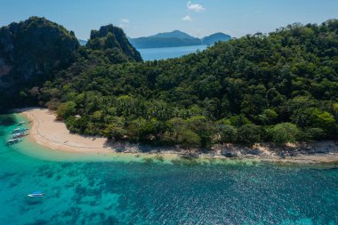 Helikopter Adası 'nın güneşli bir günde turkuaz sularıyla hava manzarası.