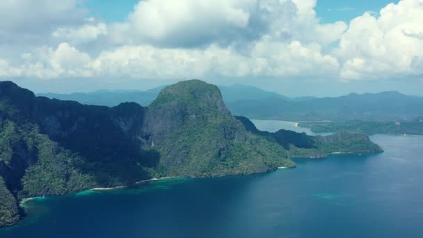 晴れた日のターコイズウォーターでヘリコプター島の空中ビュー — ストック動画