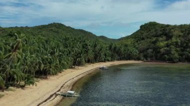 Ocam Ocam Sahili 'nin hava manzarası, güzel turkuaz rengi palmiye ağaçları ile dolu.
