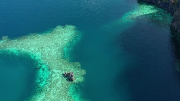 菲律宾双环礁湖水域和山脉的空中景观 — 图库视频影像