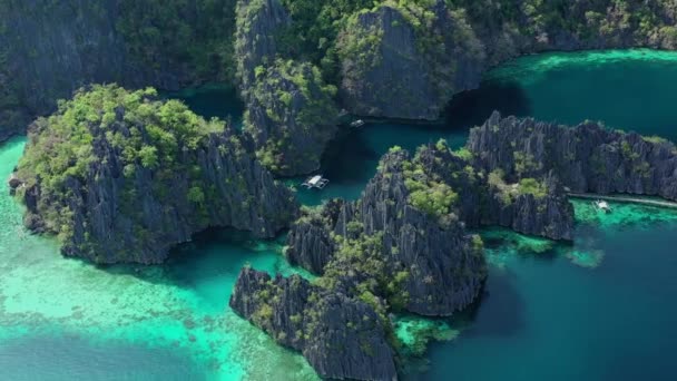 Flygfoto Över Vatten Och Berg Vid Twin Lagoon Filippinerna — Stockvideo