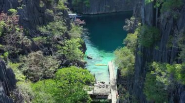 İkiz Göl 'ün suları ve kayaları arasındaki ahşap iskele manzarası. On Filipin.