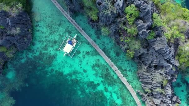 菲律宾双湖十号水域与岩石之间木制码头的空中景观 — 图库视频影像