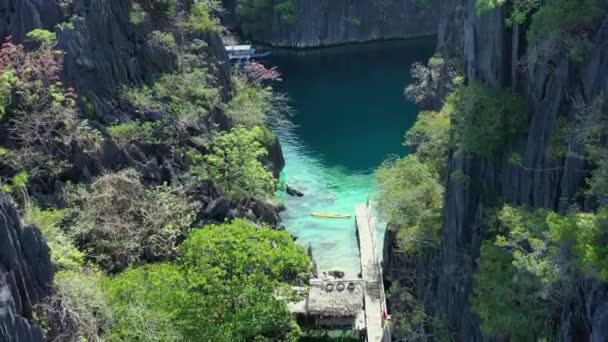 Kiz Göl Suları Kayaları Arasındaki Ahşap Iskele Manzarası Filipin — Stok video