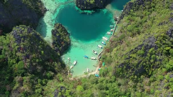 Pemandangan Udara Laguna Pulau Coron Dekat Danau Kayangan Dengan Perahu — Stok Video