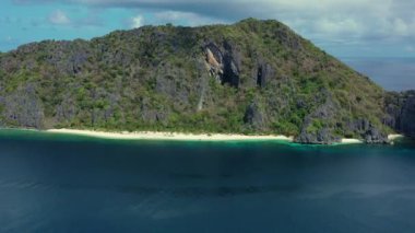 Güneşli bir günde Filipinler 'deki Busuanga Adası yakınlarındaki Kara Ada' nın hava manzarası