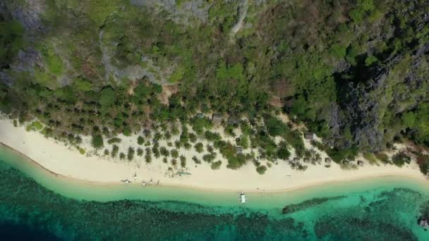 菲律宾布萨扬加岛附近的黑岛 天气晴朗 船上的船只搁浅在美丽的沙滩上 — 图库视频影像