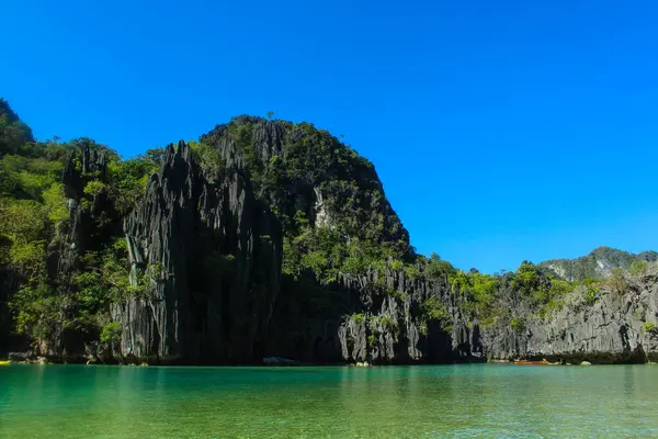 Filipinler 'deki Cadlao Lagoon kayalarının manzarası.
