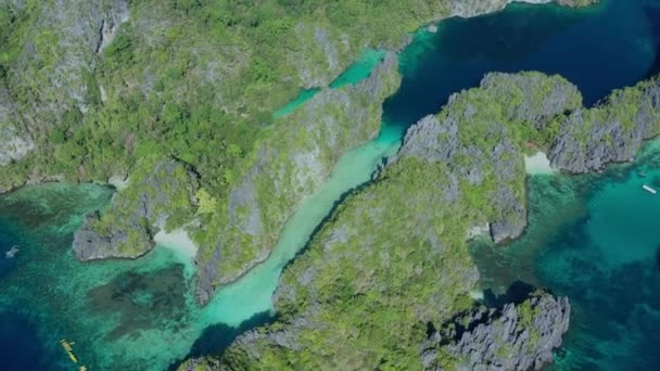 在阳光灿烂的日子里 人们在菲律宾米尼洛奇岛上划船 美丽的大泻湖空中风景 — 图库视频影像