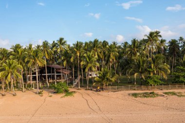 Güneşli bir günde, güzel tropik Nacpan plajı, El Nido, Filipinler.