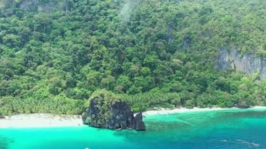 Palawan, Filipinler 'de güneşli bir günde tropikal bitki örtüsüyle birlikte yedi komando kumsalının havadan görünüşü..