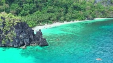 Palawan, Filipinler 'de güneşli bir günde tropikal bitki örtüsüyle birlikte yedi komando kumsalının havadan görünüşü..