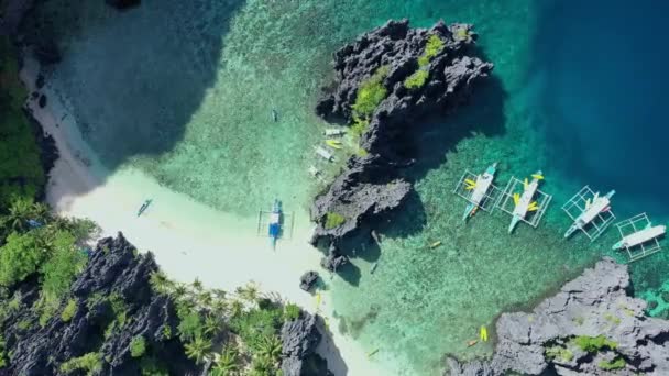 Ładna Tropikalna Plaża Wyspie Miniloc Osieroconymi Filipińskimi Łodziami Obszarze Tajnej — Wideo stockowe