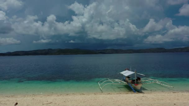 Filipinler Cennet Adasında Karaya Vurmuş Tipik Bir Filipinli Teknesinin Görüntüsü — Stok video