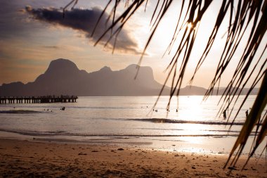 Güzel renkler, güneş arkadan batarken Lio Beach, Palawan, Filipinler 'de.
