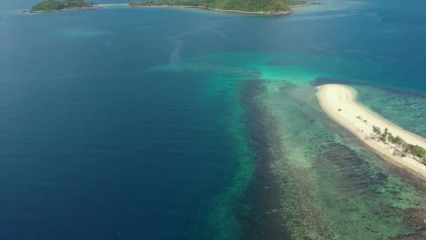 Prachtig Uitzicht Vanuit Lucht Een Tropisch Paradijselijk Strand Maltatayoc Filippijnen — Stockvideo