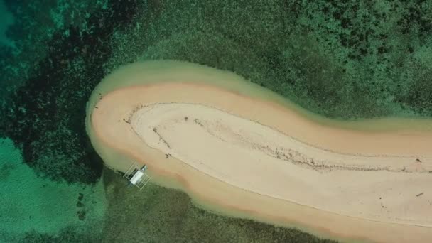 전형적인 필리핀 보트와 모래의 놀라운 스트레칭과 아름다운 칼라미안 필리핀 — 비디오