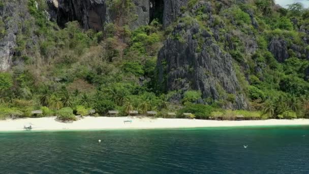 Luftaufnahme Der Paradiesischen Schwarzen Insel Mit Typisch Philippinischen Banca Booten — Stockvideo
