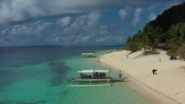 乘坐典型的菲律宾班卡船和享受假日的人们从空中俯瞰太平洋岛屿 — 图库视频影像