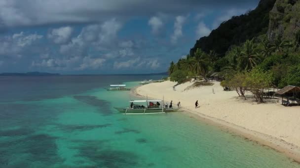 Luftaufnahme Der Paradiesischen Schwarzen Insel Mit Typisch Philippinischen Banca Booten — Stockvideo