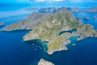 Miniloc Adası 'nın havadan görünüşü, Büyük Göl ve pek çok kanonun beklediği Küçük Göl.