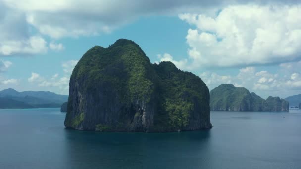 Luchtfoto Van Grote Berg Van Het Tropische Eiland Pinagbuyutan Prachtig — Stockvideo