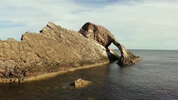 这种锯齿状的地质突出物位于苏格兰波尔图奇附近 当地人称它为 弓箭岩 — 图库视频影像