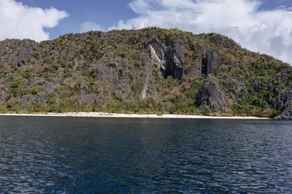 Güneşli bir günde Filipinler 'deki Busuanga Adası yakınlarındaki Kara Ada' nın hava manzarası