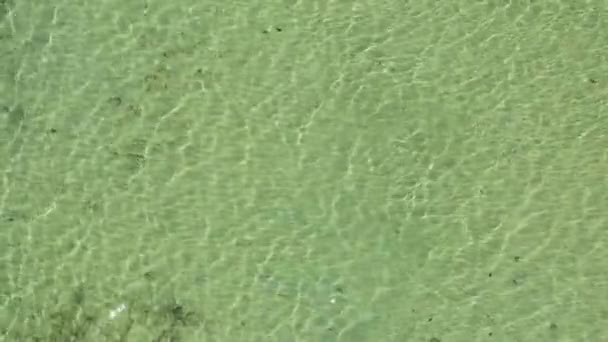 Widok Powietrza Wodę Całkowicie Przezroczystej Spokojnej Plaży Tropikalnej Filipinach — Wideo stockowe